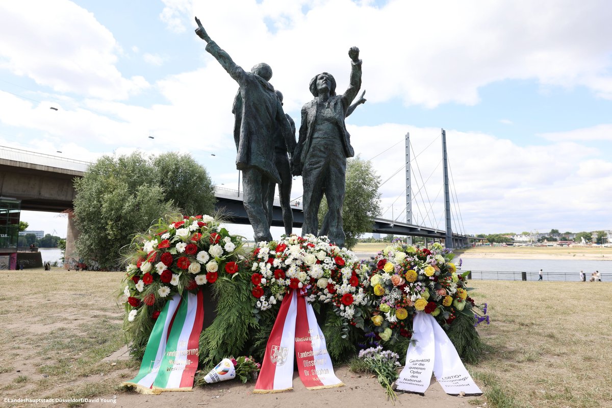 Das "LSBTIQ+ FORUM DÜSSELDORF" und die Mahn- und Gedenkstätte #Düsseldorf haben am Sa., 28.6. mit einer Kranzniederlegung am Denkmal auf der Apollo-Wiese an die queeren Düsseldorferinnen und Düsseldorfer, die Opfer des NS-Regimes wurden, erinnert.

➡️ow.ly/NIGZ50WihWq