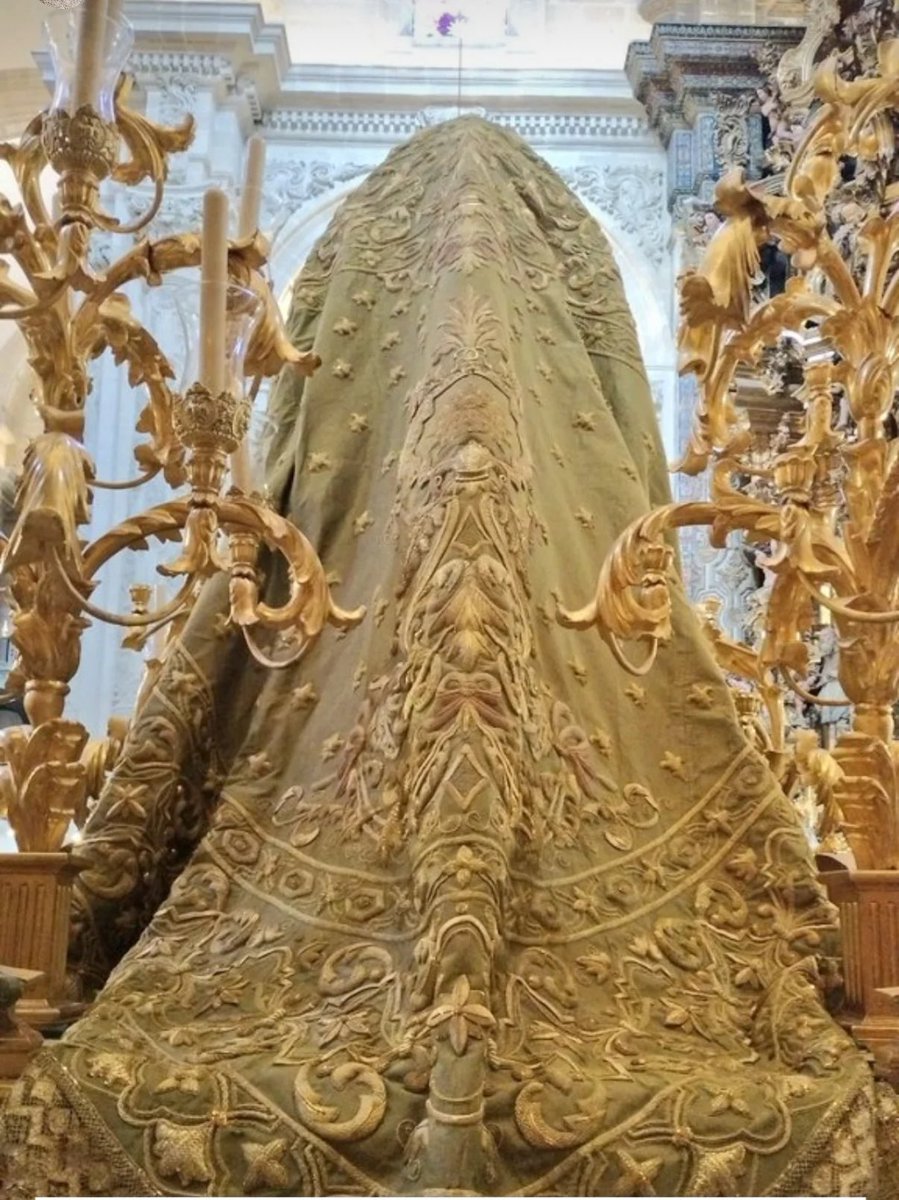 eltitocaifas's tweet photo. Ya se encuentra allí.
La Virgen del Rocío de la @Hdad_Redencion se une a la lista de las numerosas imágenes que han portado este manto de la Hdad de la Yedra. https://t.co/ArcGD1MZlr