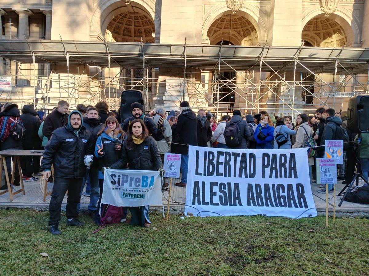 Alesia Abaigar está presa y criminalizada de manera arbitraria y violenta. A la política represiva de Bullrich y Milei que busca amedrentar, recortar el derecho a protestar y eliminar la oposición política, respondemos con organización. Nos solidarizamos y exigimos su liberación.