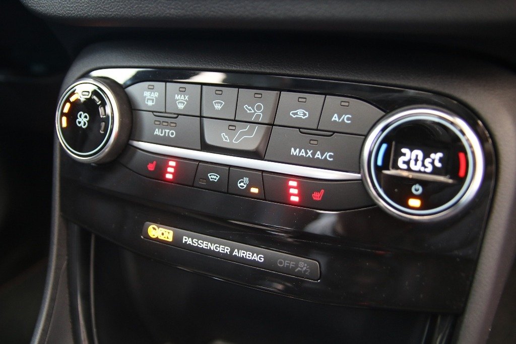 ☀️Sıcak yaz günlerinde aracınızda serinliğin keyfini çıkarmak istiyorsanız, klimanızı doğru kullanmanız şart!

Araç kliması nasıl daha verimli çalışır, nelere dikkat etmelisiniz?

Detaylar blog yazımızda:
👉 blog.gurbaslar.com.tr/blog/arac-klim…

#FordGürbaşlar #AraçKliması #Otomobil