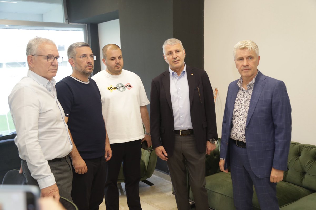akgunaltug1's tweet photo. Sakaryaspor’umuza ilk loca desteği SATSO’dan💚🖤

Sakaryaspor’umuza destek olmak adına 2025-2026 sezonu için ilk locayı SATSO Yönetim Kurulu olarak almış bulunmaktayız. 

Bu vesileyle şehirdeki diğer meslek örgütleri ve ekonomi tabanlı sivil toplum kuruluşlarını da boş locaları alarak kulübe destek olmaya davet ediyorum. 

Ayrıca Sakarya iş dünyamızın da bireysel olarak loca desteğinde bulunması adına girişimlerimizi sürdüreceğiz. 
@Sakaryaspor