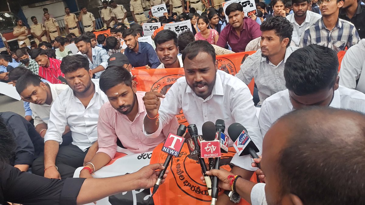ABVPHariGoud's tweet photo. Akhil Bharatiya Vidyarthi Parishad (ABVP) held a protest in front of the Telangana Higher Education Council, demanding action against colleges that are charging full fees in violation of norms during Degree DostAdmission 
#saveeducation #savestudents https://t.co/1B6zZSSLfh