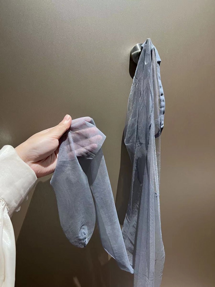 找家好一点的酒店  跟我的袜子开房  让我的袜子睡床 你睡地上！   #女s #女性崇拜 #调教  #无脑 #提款机 #无脑贡 #atm奴 #榨金 #榨金 #贡奴 #吸金