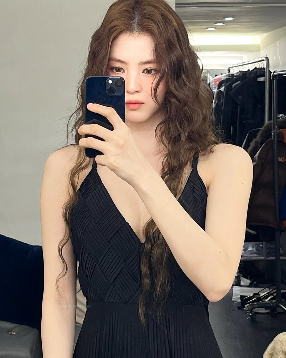 angeq's tweet photo. 𐙚˙⋆.˚ Dior와 함께한 미러 셀카. https://t.co/zyJAzlygrW