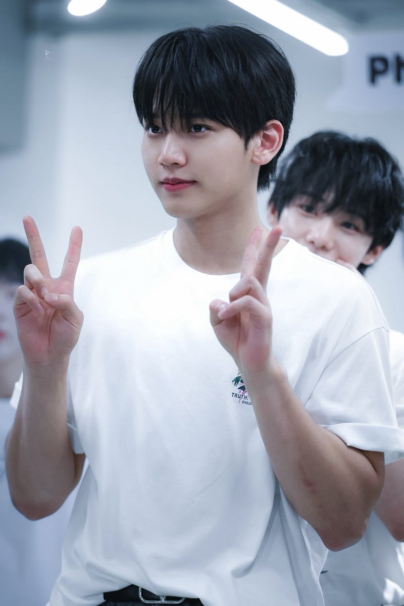 MN6141's tweet photo. 250630 
OMEGA X DEBUT 4th ANNIVERSARY POP-UP STORE MEET&amp;GREET EVENT

OMEGAX HYUK

#OMEGA_X #오메가엑스 
#HYUK #혁 #양혁
#OMEGA_X_POPUP_STORE
#OMEGA_X_DEBUT_4th_ANNIVERSARY https://t.co/A2V7D0COnw