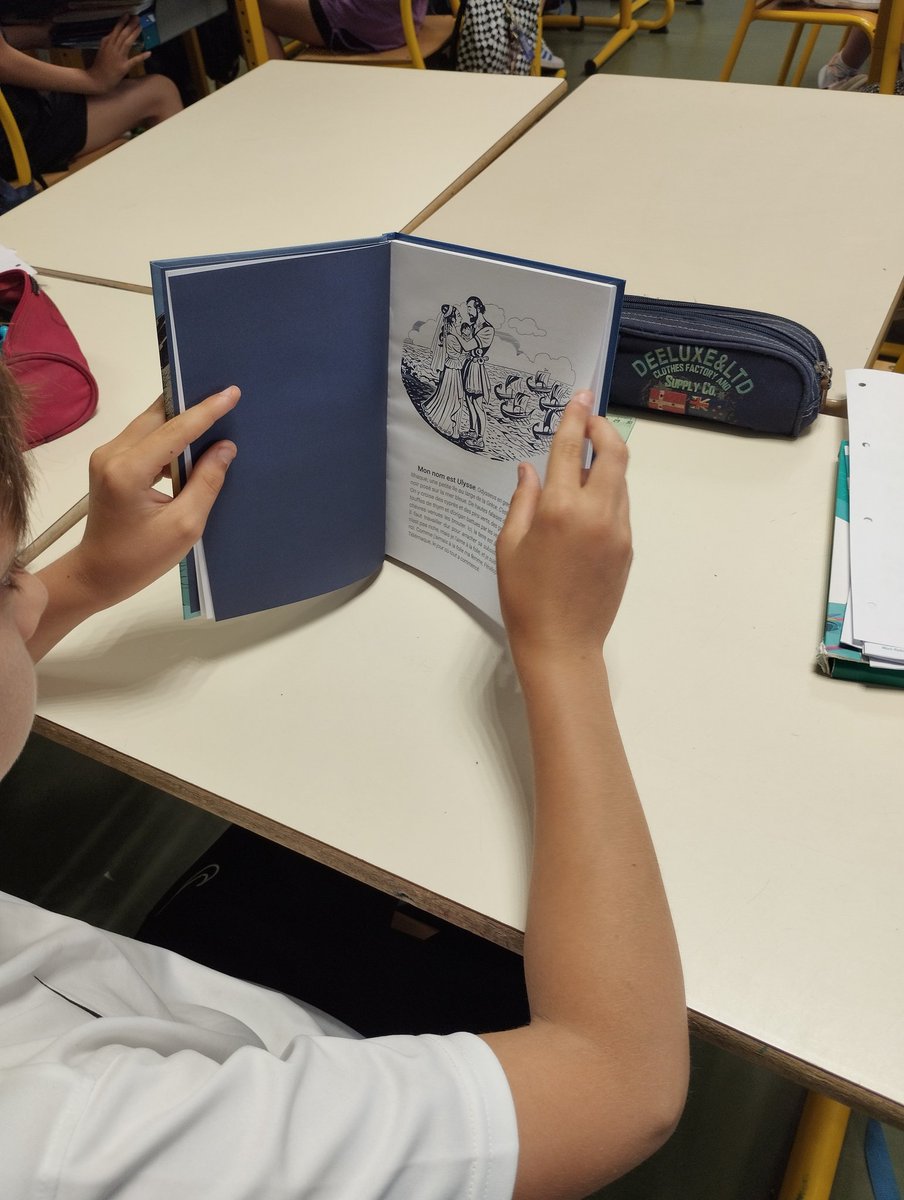 DSDEN44's tweet photo. 📖☀️Un livre pour les vacances
Le directeur académique a remis aux CM2 de l'école Cousteau, à Machecoul, leur exemplaire du "livre pour les vacances"
👉 Le roman l'Odyssée, d'Homère, offert à18 348 élèves de Loire Atlantique.
🎯 Transmettre le goût de la lecture 
#CetEtéJeLis https://t.co/TLuImWEltj