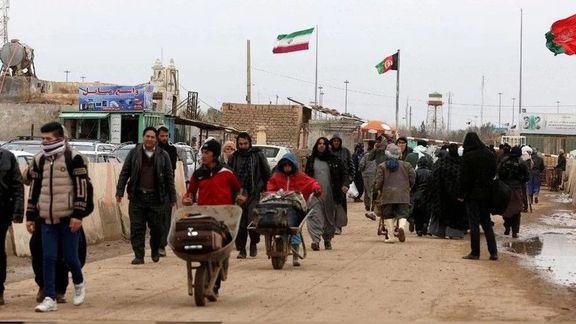 النظام الايراني لتغطية فشلها الاستخباراتي الذريع تقوم بترحيل عشرات الآلاف من اللاجئين الأفغان بذريعة التجسس لصالح الصهاينة.
والكل يعلم أن معظم الجواسيس هم من الحلقات المقربة للقيادات العليا 
ثانيا معظم المرحلين من الأفغان هم السنة والهزارة أو الشيعة يتم دمجهم في المليشيات المسلحة