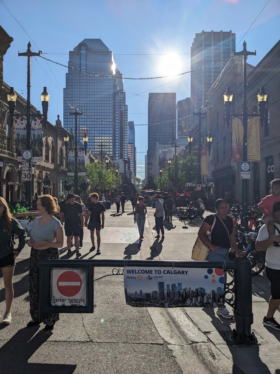 Lakes_Graham's tweet image. Last night in Canada is in Calgary. A lively place for a night out. Looks like they're getting ready for the Stampede.