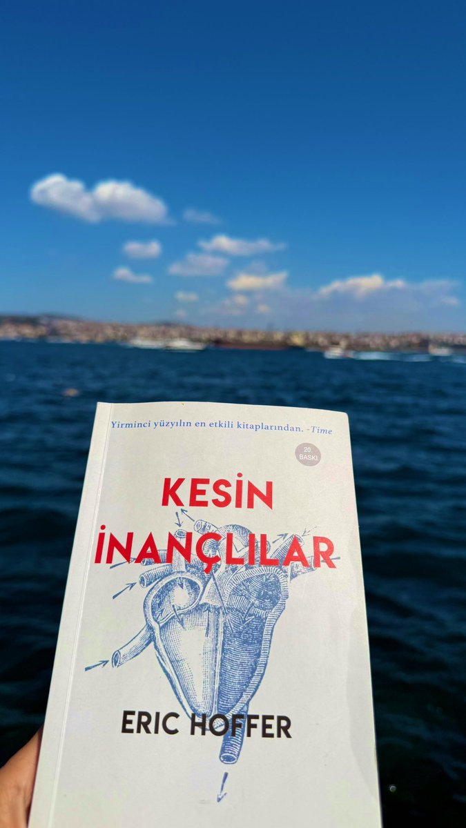 Birçok şeye sahip olduğumuz halde daha fazlasını istediğimiz zamanki hüsranımız, hiçbir şeye sahip olmayıp bazı şeyler istediğimiz zamanki hüsranımızdan büyüktür.
#kitaptavsiyesi #kitap #kitapalıntı #kesininançlılar #erichoffer