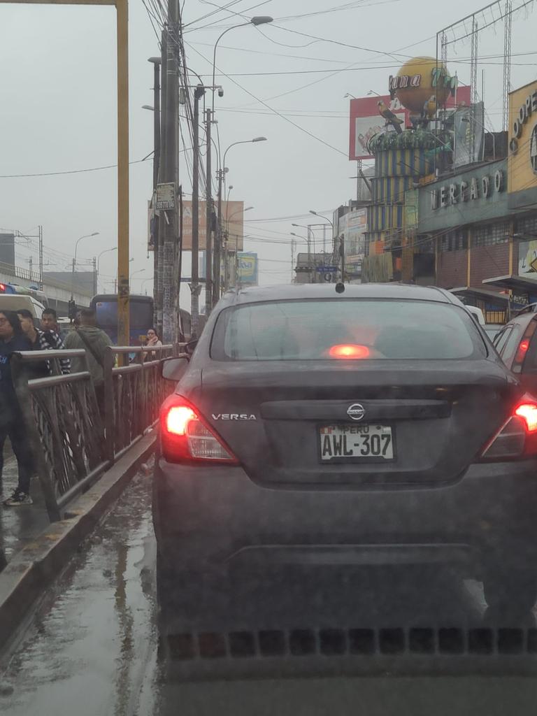 Angel_V_01's tweet photo. @MuniLima el semáforo del cruce de la Av. San Juan con los héroes (SJM) falla por lo menos una vez al mes. Ese cruce siempre es un caos y sin semáforo peor. https://t.co/Bd1QMAlkZr