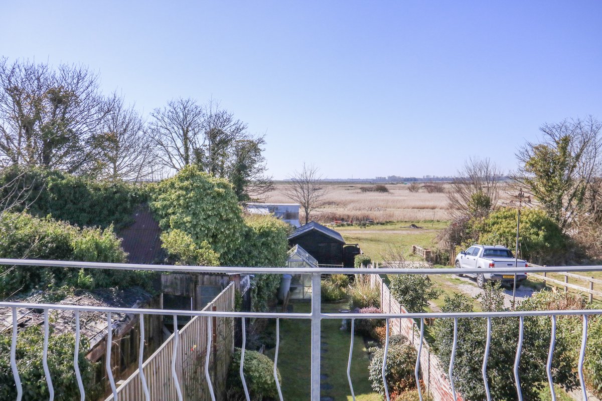 FOR SALE
📍Aldeburgh

A semi-detached cottage with outstanding estuary views located within walking distance from the High Street and sea front.

🏡No Onward Chain
🏡Three Bedrooms
🏡Balcony with Fine Views
🏡Attractive Garden

Price: £550,000 Guide Price

flickandson.co.uk/property/p-334…