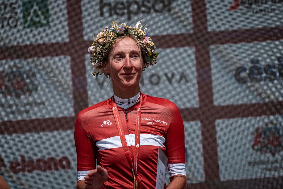 CyclingGraphs's tweet image. My highlight of Nationals: 🇱🇻Dana Rožlapa winning her first nationals road race at age 45!!! After five 2nd places in RR and nine ITT titles, this was special to commentate live on television. With 20km to go she got cramps and I thought: no fucking way. Ah shit, here we go again
