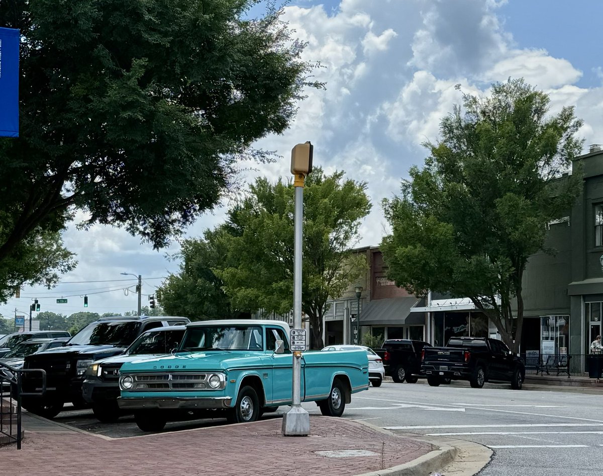 pmpiasecki's tweet image. My wife took this for me! Beautiful color. #photography #oldtrucks