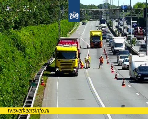 Klapband vrachtwagen op A1 bij Blaricum veroorzaakt vertraging