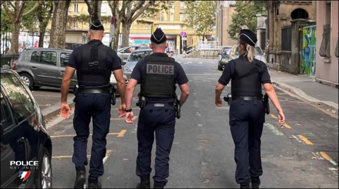 #SécuritéDuQuotidien I Opération de sécurisation sur l'ensemble de l'agglomération Grenobloise.
⏩Patrouilles, prises de contacts, contrôles.
⏩Nos #Policiers sur le terrain.
#AntiStups
#Protéger