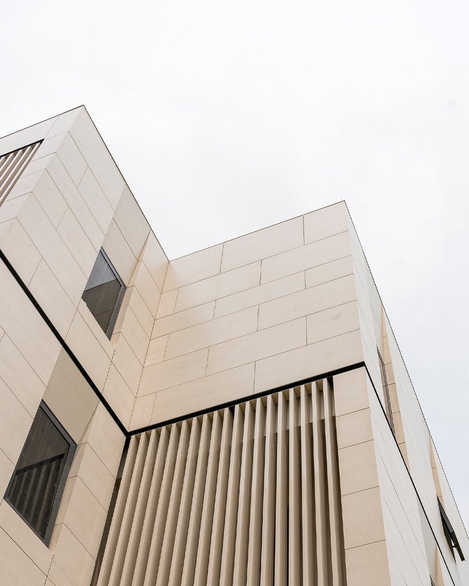 Dalvey Haus blends bold architecture with wild elegance. Its Dekton Danae façade shimmers like desert sands in motion—calm yet vibrant, timeless yet avant-garde. A living masterpiece in the heart of the city.