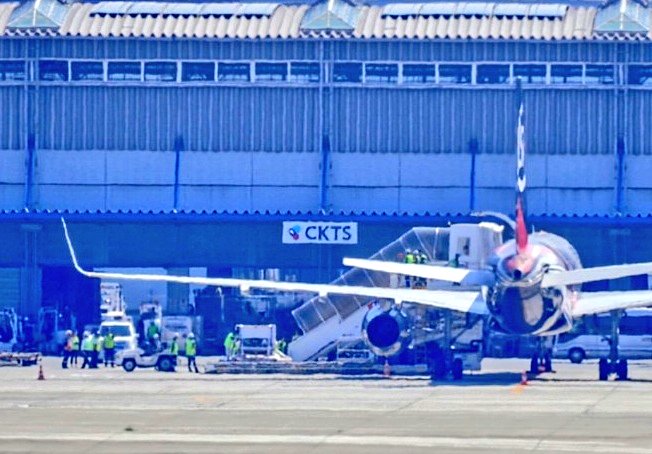 楓浜が飛行機に搭乗するところ。
結ちゃんの時と違ってたくさんの飼育員さんが楓ちゃんの周りに集まって声をかけてくれてるように見えました。
成都でも結ちゃんと隣同士のお部屋だといいなあ。
2025.6.28
#楓浜