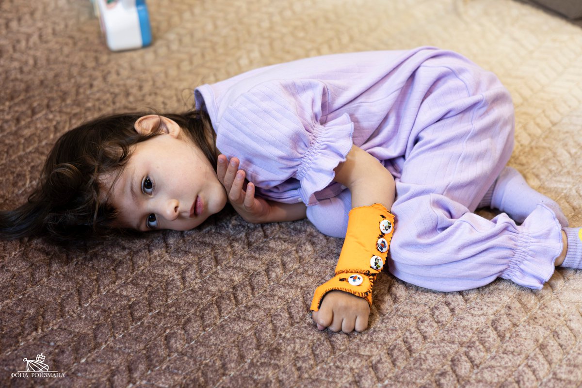 roizmanfond's tweet image. Соня родилась весом всего 970 граммов. В первые дни жизни кроха пережила несколько остановок сердца и операцию на мозге. Диагноз Сони — ДЦП. Девочка делает большие успехи в реабилитации, но ей необходимы регулярные занятия. 
Давайте поможем вместе: roizmanfond.ru/srochnaya-pomo…