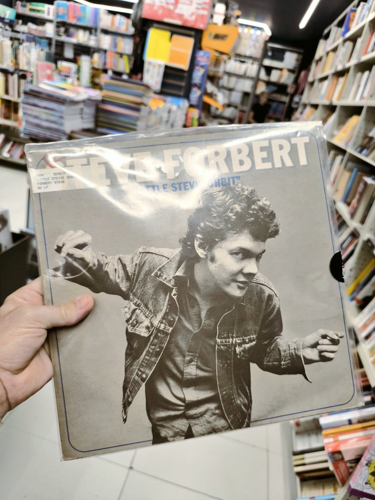 elsotaescala's tweet photo. A una LLIBRERIA de #Cremona vam TROBAR el 3r. (1980) d'#SteveForbert, un CANTAUTOR 🇺🇸 FAVORIT, de quan encara EMETIA des de NEW YORK abans d'anar cap a NASHVILLE. No escoltat encara, LLEGEIXO que NO conté HITS (no seria negatiu) però que el CONJUNT és "SÒLID". Ganes de PUNXAR-LO! https://t.co/sSFJgM5bXC