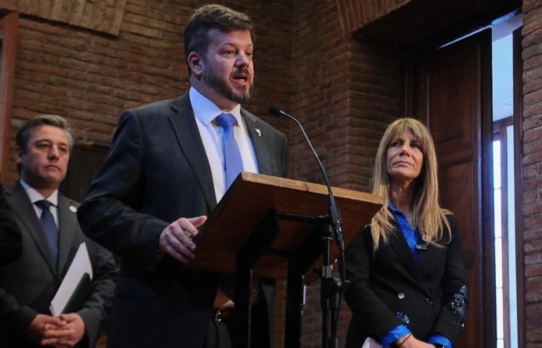 QColoradac's tweet photo. Uds son súper mal hablados cuando ximena rincon dijo “NO SOY DE DERECHA “   Era extrema derecha !!!! https://t.co/XOx0fdzlmO