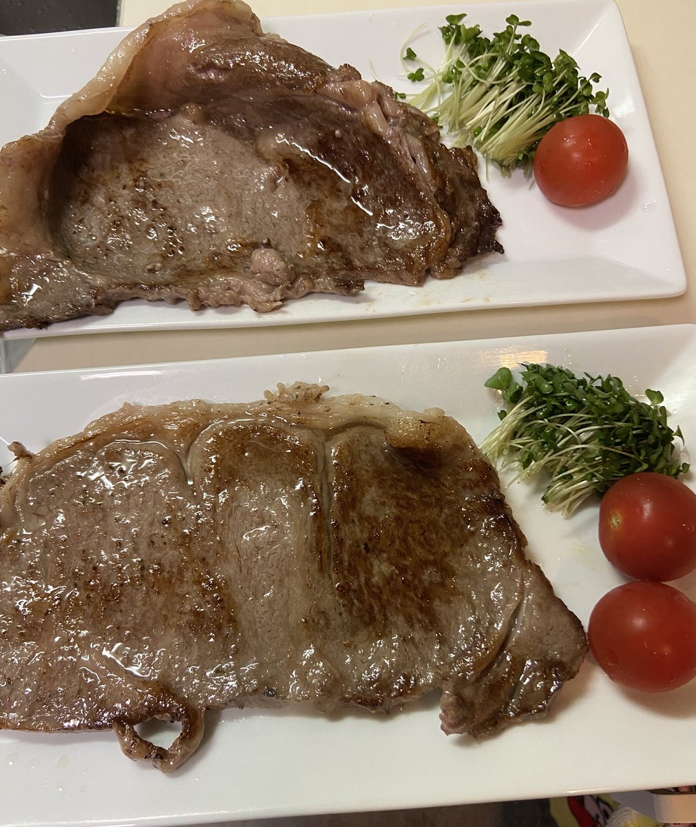 minkominta's tweet image. 昨日当選のお肉を早速食べてみました!
箱に大事に入ってた霜降りのステーキ🥩肉をササッと焼いて、、、ムフフ♡
肉汁がおかしなくらい溢れまくりで甘いっ!🤤
久しぶりにちゃんとした和牛を食べられて幸せでした〜☺️✨