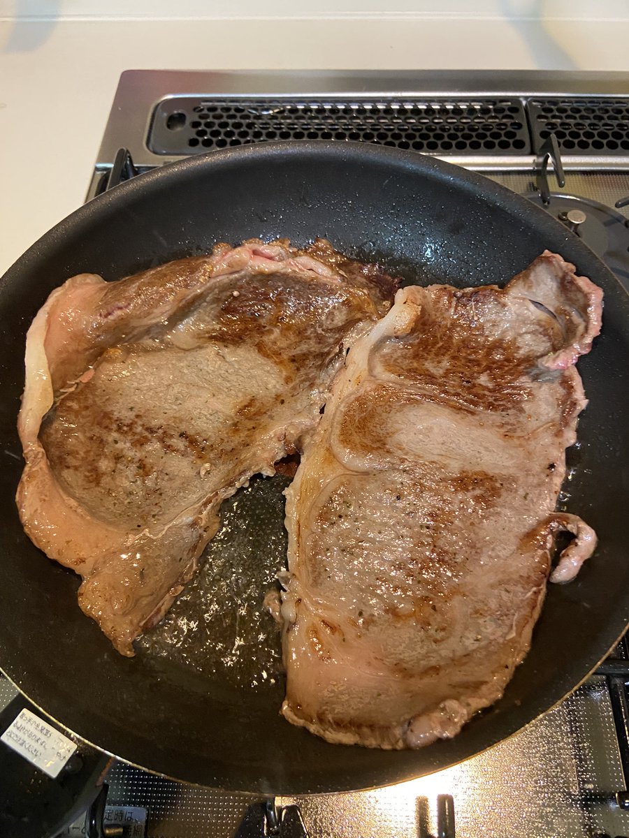 minkominta's tweet image. 昨日当選のお肉を早速食べてみました!
箱に大事に入ってた霜降りのステーキ🥩肉をササッと焼いて、、、ムフフ♡
肉汁がおかしなくらい溢れまくりで甘いっ!🤤
久しぶりにちゃんとした和牛を食べられて幸せでした〜☺️✨
