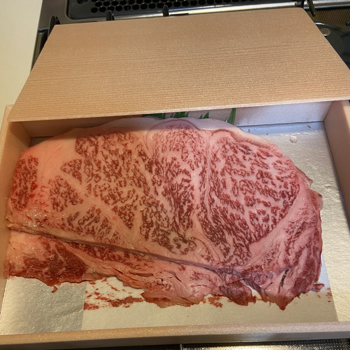 minkominta's tweet image. 昨日当選のお肉を早速食べてみました!
箱に大事に入ってた霜降りのステーキ🥩肉をササッと焼いて、、、ムフフ♡
肉汁がおかしなくらい溢れまくりで甘いっ!🤤
久しぶりにちゃんとした和牛を食べられて幸せでした〜☺️✨