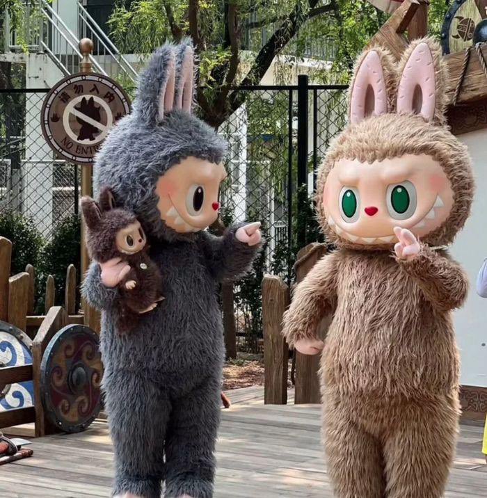 наш лук с другом на лето, когда узнали, что кто-то платит за лабубу по 400 тысяч