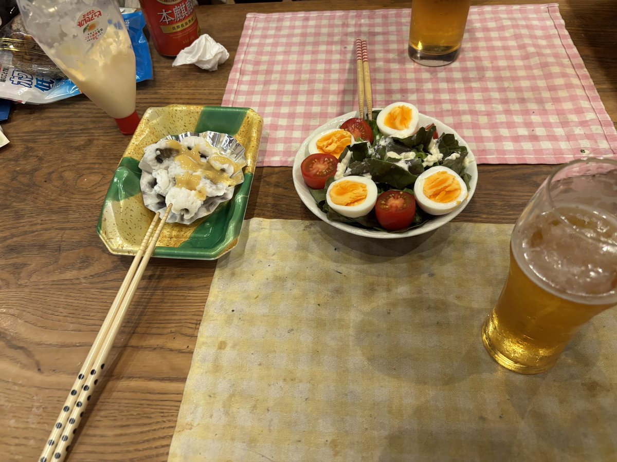 休み明け６月最終日です😅休み無くクソ暑かった今日も父ちゃん帰宅からのゆずちゃんお出迎えです🐶からの夕方散歩徘徊からの蛇口直飲み水分補給して🐶晩酌タイムです🍺今日はハモの湯引きとサラダです😁ゆずちゃん今日は肉肉しくないんでスタンバって来ませんでした😓