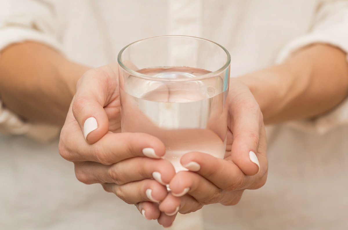 💧 Nestes días de calor, a #hidratación do noso organismo é fundamental para a nosa saúde. Beber #auga da billa é a mellor opción para hidratarse este verán. 🌞🥤