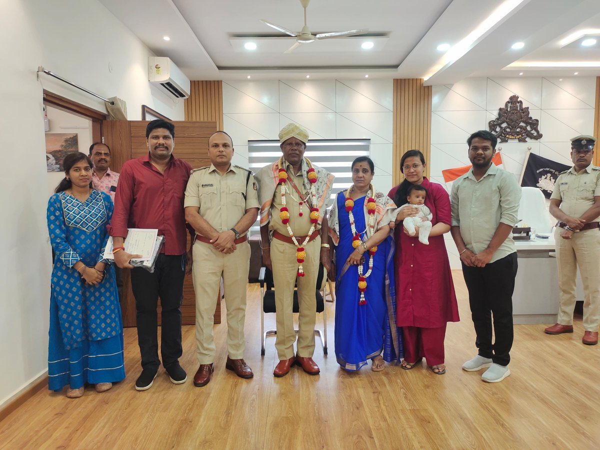 SP Vijayanagara (@vjnpolice) on Twitter photo ಪೊಲೀಸ್ ಇಲಾಖೆಯಲ್ಲಿ ಸೇವೆ ಸಲ್ಲಿಸಿ ಇಂದು ವಯೋ ನಿವೃತ್ತಿ ಹೊಂದುತ್ತಿರುವ ಶ್ರೀ ಕೆ ಗೋವಿಂದ ಎ.ಎಸ್.ಐ , ಶ್ರೀ ಎಂ ವೀರಭದ್ರಯ್ಯ ಎ.ಎಸ್.ಐ ಹಾಗೂ ಶ್ರೀ ಆರ್ ವೆಂಕಟೇಶ್ ಎ.ಎಸ್.ಐ ರವರನ್ನು ಜಿಲ್ಲಾ ಪೊಲೀಸ್ ವತಿಯಿಂದ ಸನ್ಮಾನಿಸಿ ಅವರ ನಿವೃತ್ತಿ ಜೀವನಕ್ಕೆ ಶುಭ ಕೋರಿ ಆತ್ಮೀಯವಾಗಿ ಬೀಳ್ಕೊಡಲಾಯಿತು.
<a href="/112Vijayanagara/">112 vijayanagara</a> <a href="/DgpKarnataka/">DGP KARNATAKA</a> ಪೊಲೀಸ್ ಇಲಾಖೆಯಲ್ಲಿ ಸೇವೆ ಸಲ್ಲಿಸಿ ಇಂದು ವಯೋ ನಿವೃತ್ತಿ ಹೊಂದುತ್ತಿರುವ ಶ್ರೀ ಕೆ ಗೋವಿಂದ ಎ.ಎಸ್.ಐ , ಶ್ರೀ ಎಂ ವೀರಭದ್ರಯ್ಯ ಎ.ಎಸ್.ಐ ಹಾಗೂ ಶ್ರೀ ಆರ್ ವೆಂಕಟೇಶ್ ಎ.ಎಸ್.ಐ ರವರನ್ನು ಜಿಲ್ಲಾ ಪೊಲೀಸ್ ವತಿಯಿಂದ ಸನ್ಮಾನಿಸಿ ಅವರ ನಿವೃತ್ತಿ ಜೀವನಕ್ಕೆ ಶುಭ ಕೋರಿ ಆತ್ಮೀಯವಾಗಿ ಬೀಳ್ಕೊಡಲಾಯಿತು.
<a href="/112Vijayanagara/">112 vijayanagara</a> <a href="/DgpKarnataka/">DGP KARNATAKA</a>