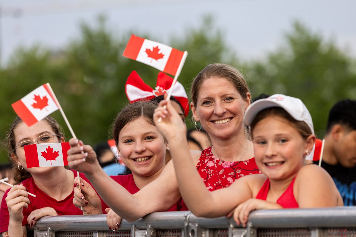 ConseilPriveCA's tweet image. Cette année, les Canadiens et Canadiennes ont montré ce qu’ils savent faire de mieux : unir leurs forces.
Présents les uns pour les autres, nous montrons la voie à suivre avec empathie et solidarité. Le Canada, un pays toujours fort et libre.
Joyeux anniversaire! 🇨🇦