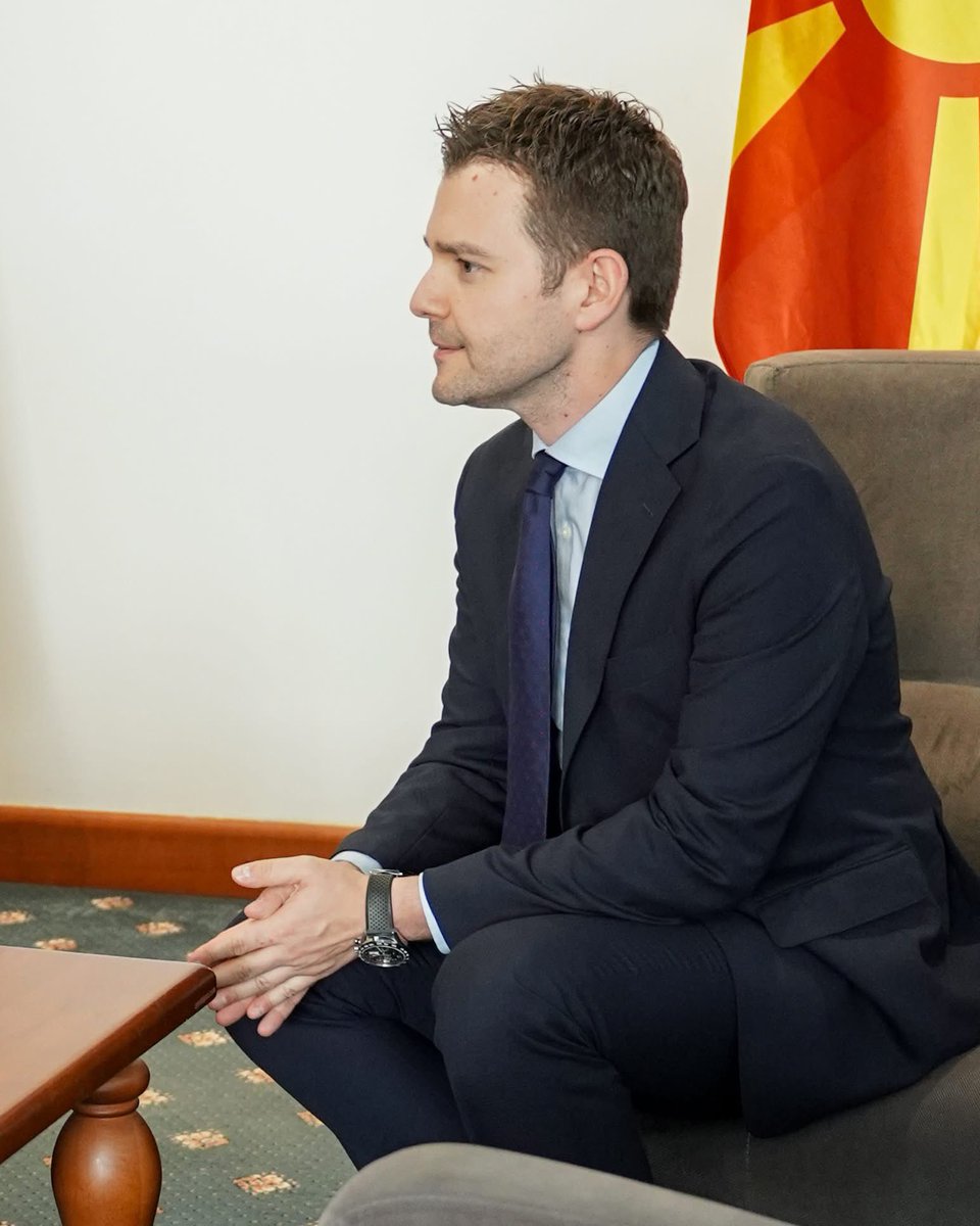 🇲🇰🇪🇺 A warm welcome for the EU Commissioner for Enlargement, <a href="/MartaKosEU/">Marta Kos</a>, upon her arrival in Skopje.

EU integration is not just a declarative commitment — it is a clear strategic priority of our Government. Tomorrow’s summit will focus on the Growth Plan, the reform agenda, and