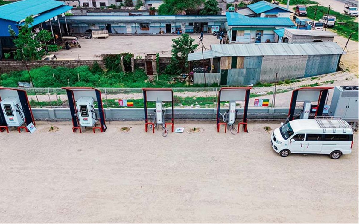 info_rse's tweet photo. Huawei, Nepal devela su primera estación de carga eléctrica.  Los conductores pueden recargar la batería de un automóvil en cuestión de minutos.
https://t.co/rKJCiabKCC
@HuaweiLatam https://t.co/EzLh4M4AlI