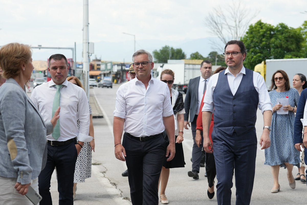 DanielMitov's tweet image. π§π¬π€π·π΄ Starting at midnight, border checks between Bulgaria and Romania will be liftedβanother step toward true free movement in Europe. Together with @MagnusBrunner πͺπΊ and Sevi Voloudaki π¬π·, we marked #Schengen40 at Kulata. Schengen means freedomβand shared responsibility.