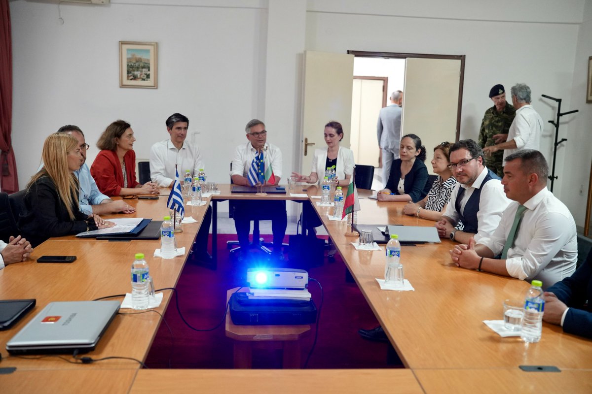 DanielMitov's tweet image. π§π¬π€π·π΄ Starting at midnight, border checks between Bulgaria and Romania will be liftedβanother step toward true free movement in Europe. Together with @MagnusBrunner πͺπΊ and Sevi Voloudaki π¬π·, we marked #Schengen40 at Kulata. Schengen means freedomβand shared responsibility.