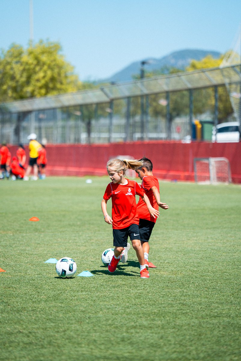 ❤️🖤 Comença una nova setmana al campus d'estiu de la Fundació Reial Mallorca amb al voltant de 70 nous nins i nines!
