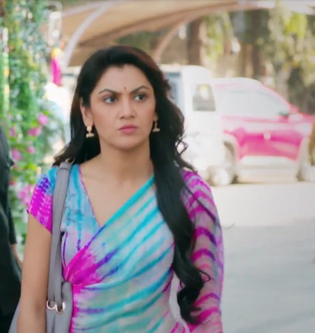 Epi— 80 💜🩵

she doesn’t follow the storm she is the storm, in its most beautiful form. 🧿✨

#SritiJha #AmrutaBhavaniChitnis #KaiseMujheTumMilGaye #KMTMG