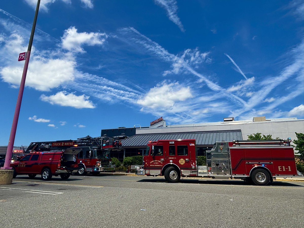 NJ_Aerial's tweet photo. @njdotcom I was there. Here’s what happened. A kiosk had an electrical fire. Mall was evacuated and closed temporarily as precaution. https://t.co/TYtpHyXfNU