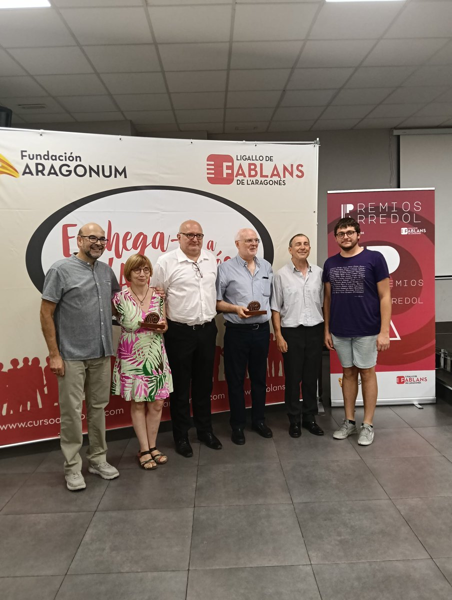 Ligallo de Fablans de l’Aragonés y Fundación Aragonum han entregau os Premios Arredol 2025 en reconoixencia a personas clau en a esfensa y promoción d'a luenga aragonesa. Os gualardonaus han estau Nacho López Susín, Liena Palacios y Chan Baos fablanszaragoza.blogspot.com/2025/06/premio…