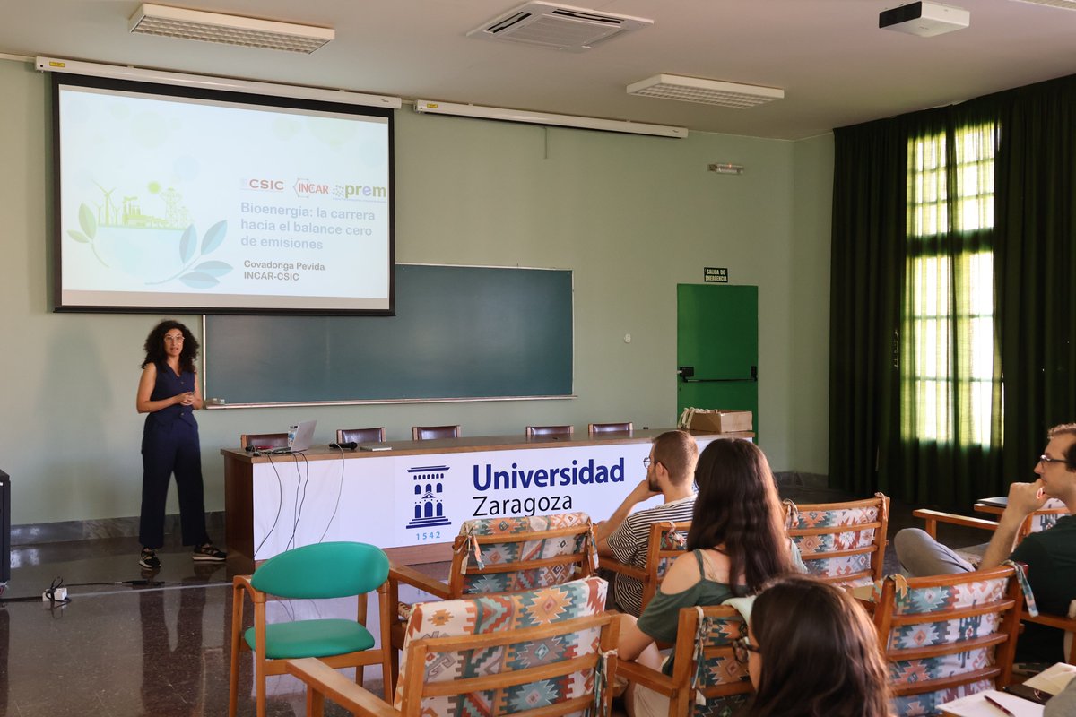 1️⃣ ª Jornada del Curso Desafíos y Soluciones para la #TransiciónEnergética de los <a href="/CexUnizar/">Cursos Extraordinarios - Universidad de Zaragoza</a> 

🗣️ "#Bioenergía: la carrera hacia el balance cero de #emisiones" - Covadonga Pevida García

🧵Hilo
