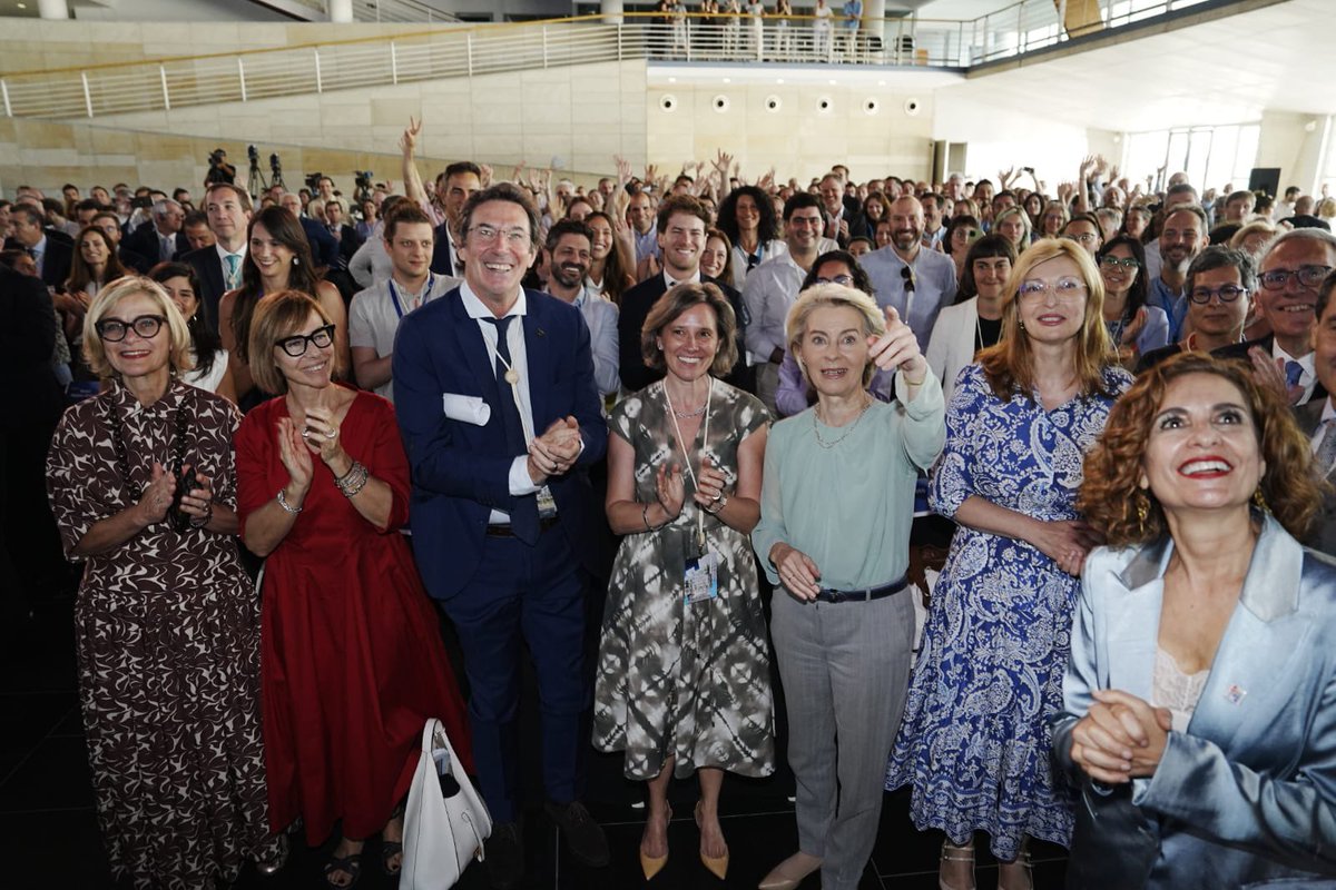 Today I was in Seville to celebrate the groundbreaking of the new site of the Joint Research Centre in Spain. It was an honour to welcome President  <a href="/vonderleyen/">Ursula von der Leyen</a>, Commissioner <a href="/JessikaRoswall/">Jessika Roswall</a>, Mayor José Luis Sanz, vice president <a href="/mjmonteroc/">María Jesús Montero</a> and Spanish ministers. (1/4)