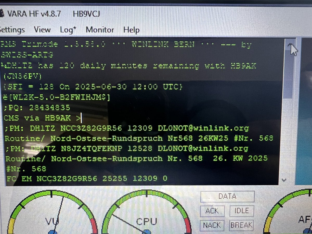 On moniteur un peu Winlink HF. On voit que DH1TZ se connecte au Gateway HB9AK sur 40m et réceptionne un e-mail automatisé de DL0NOT (indicatif EmCom).
