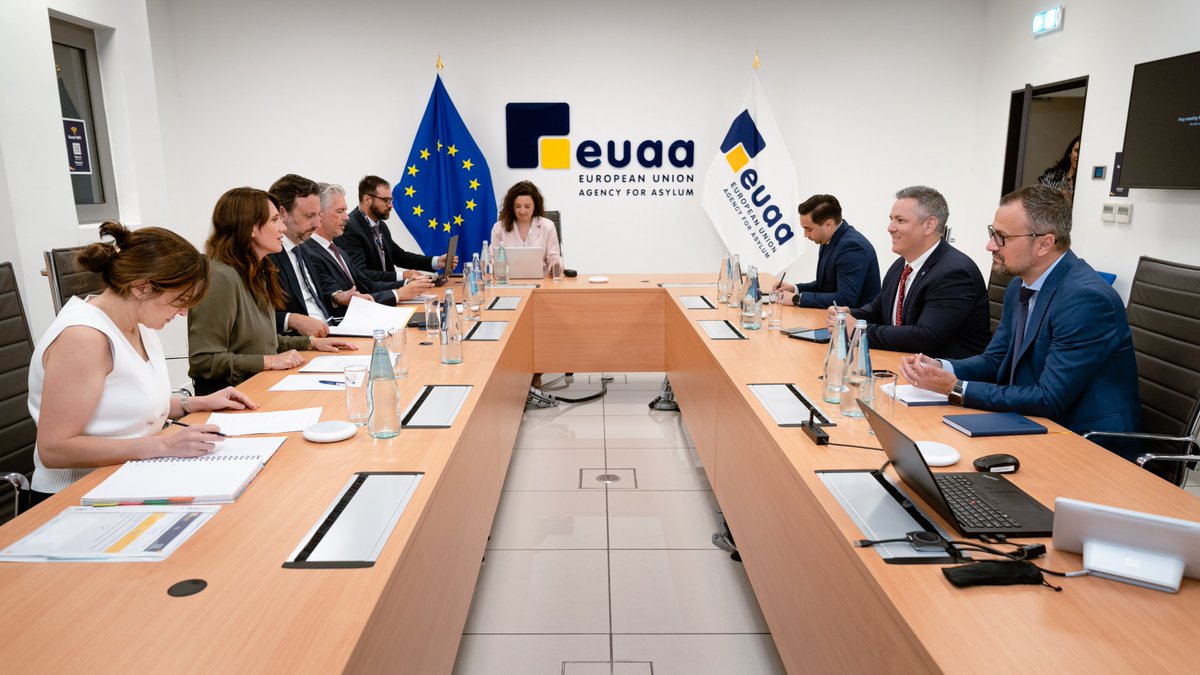 EUAsylumAgency's tweet image. EUAA supports ๐ท๐ด in 10+ locations, incl. on asylum registration & temporary protection among other key areas strengthening their national systems.
The Agency's Executive Director welcomed ๐ท๐ด General Inspectorate for Immigration & Border Police to reaffirm our strong cooperation.