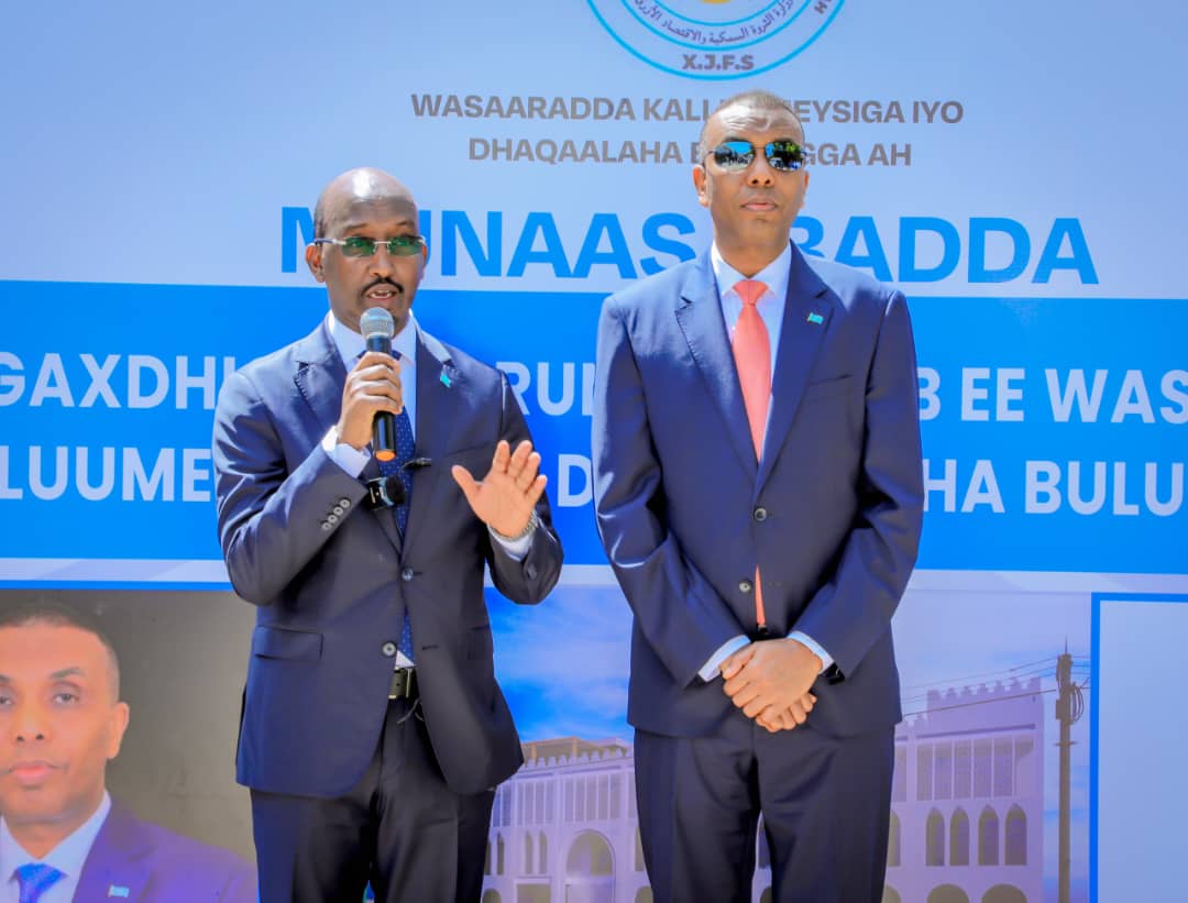 AhmedHasanAden's tweet image. I would like to thank the Prime Minister of the Federal Republic of Somalia HE hamze abdi barre for laying the foundation stone today for the future building of the Ministry of Fisheries and Blue Economy. This milestone comes after nearly three years of hard work and dedication…
