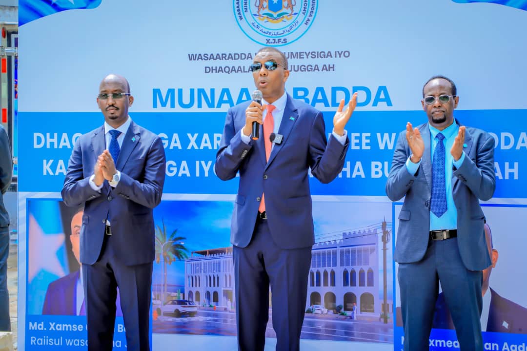 AhmedHasanAden's tweet image. I would like to thank the Prime Minister of the Federal Republic of Somalia HE hamze abdi barre for laying the foundation stone today for the future building of the Ministry of Fisheries and Blue Economy. This milestone comes after nearly three years of hard work and dedication…
