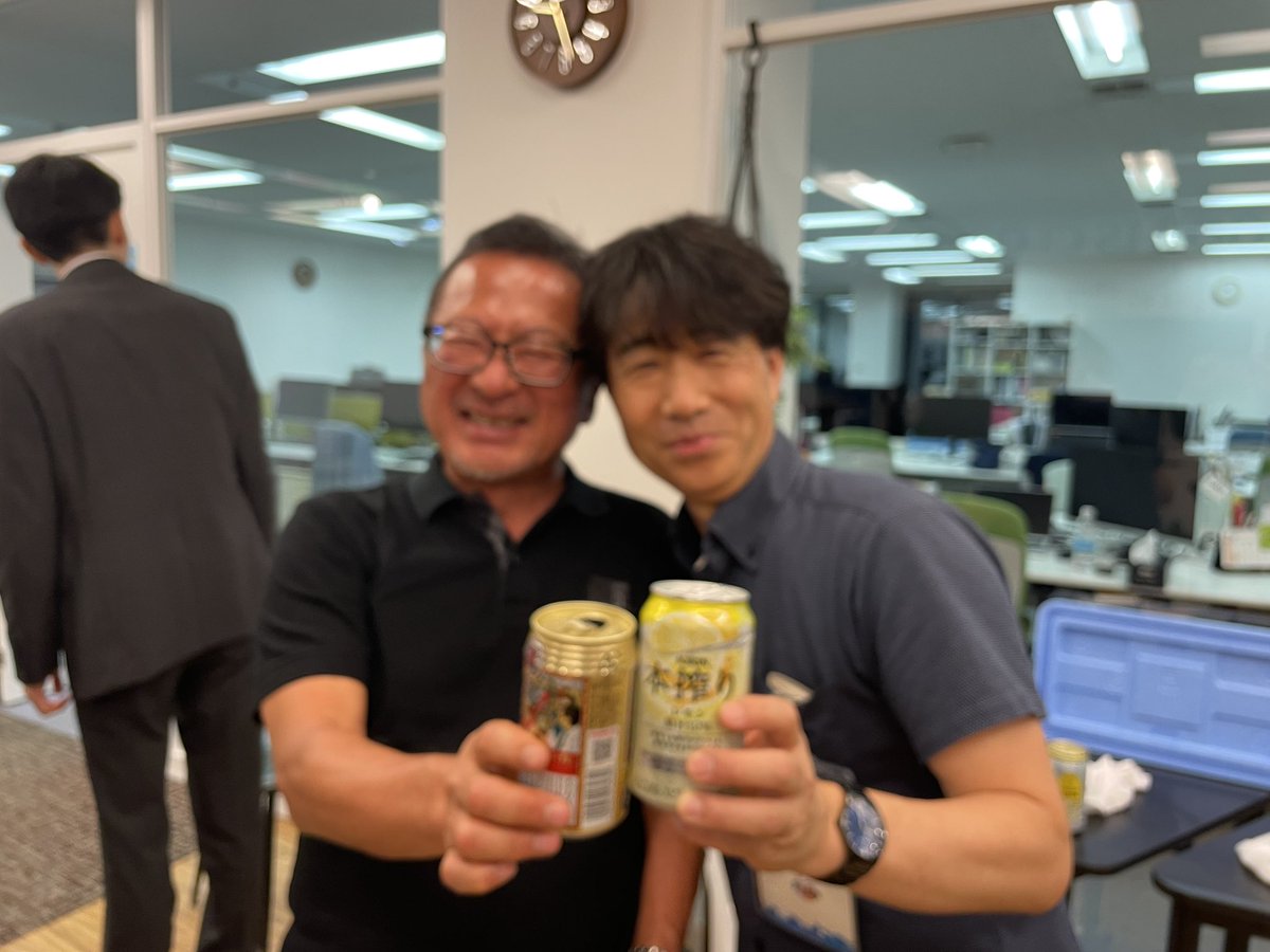 nomuphoto's tweet photo. ビックビートの社長は楽し過ぎ‼️
凄い会社です(^^)
8/1ビックビートライブの決起会にニューオータニ本社来たけどカメラマンの私にもお土産あるし！優しい(^^) 
社員さんも長いお付き合いをさせて頂いてますが、いい人ばかりだよ❗️
この会社、ヤバい😄😄😄 https://t.co/GMUKelT0co