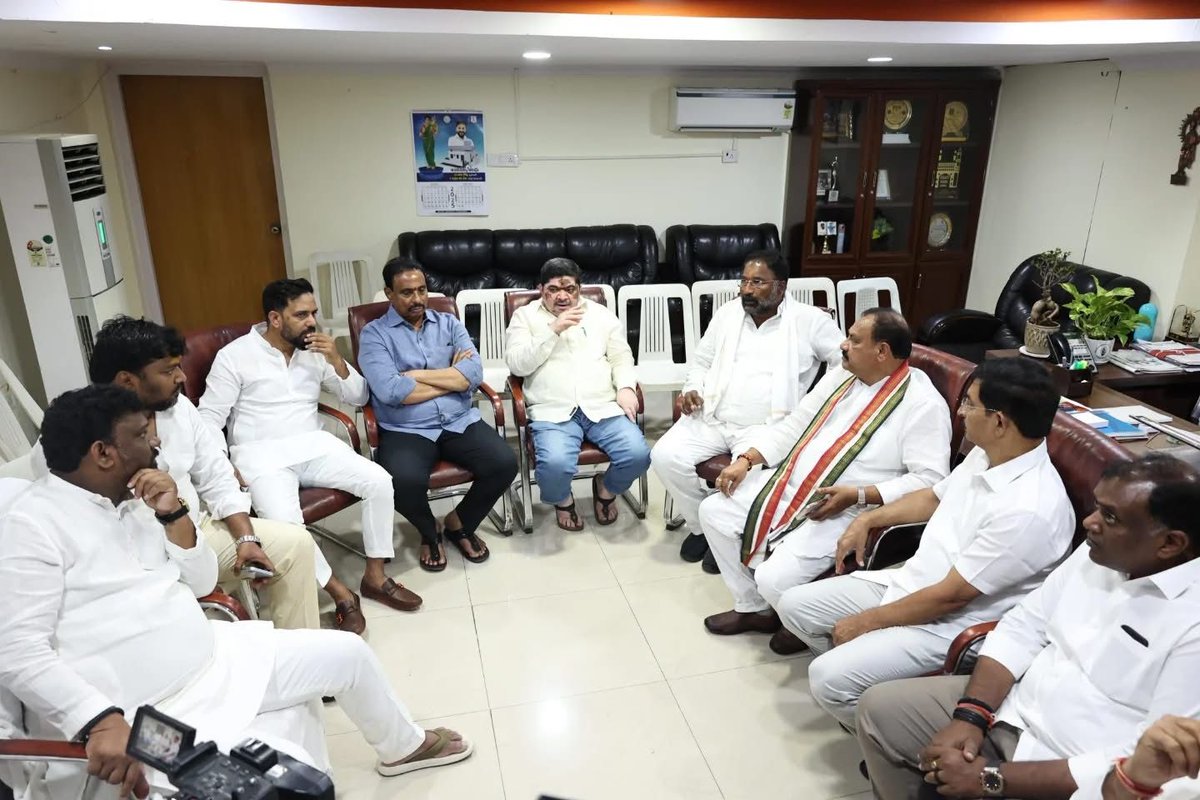 FaheemQureshinc's tweet image. As part of the Jai Bapu Jai Bhim Jai Samvidhan initiative, TPCC President @Bmaheshgoud6666 Garu inspected the outdoor meeting venue ahead of the July 4th program, which is set to bring together 15,000+ village-level leaders for a historic gathering.
Along side Sri Vakiti Srihari…