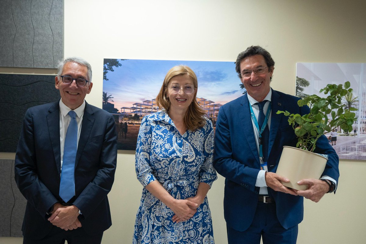 I brought a piece of my home – a Bulgarian rose– as a gift for the new home of the Joint Research Centre. Our new site will offset CO₂ from the atmosphere by generating excess solar energy and provide shade for a square open to the public. (3/4)