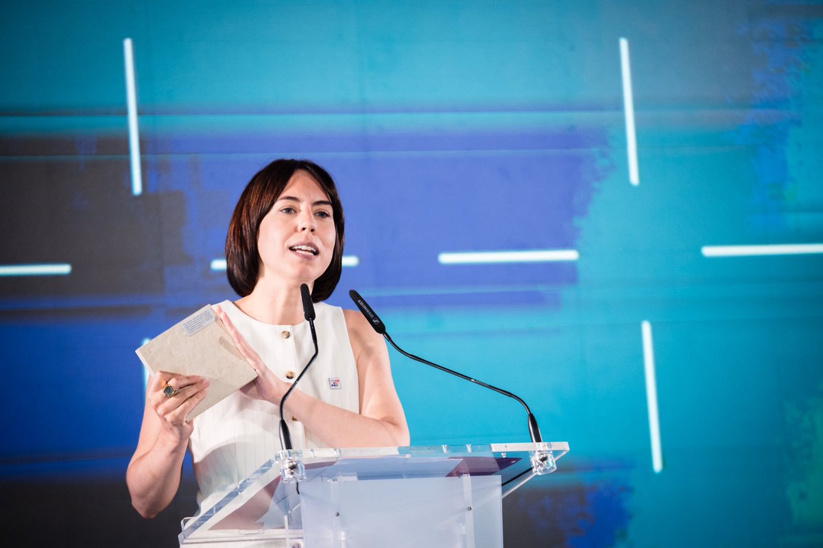 DianaMorantR's tweet photo. Con un adoquín, elaborado por el @CSIC a partir de los lodos que dejó la DANA en mi tierra, en València, quiero enviar un mensaje de esperanza, pensando en el futuro.

Es un símbolo del poder de la ciencia para protegernos cuando somos más vulnerables: porque transforma la adversidad en resiliencia y reconstrucción.

Hoy, en la colocación de la primera piedra de la nueva sede del Centro Común de Investigación (@EU_ScienceHub), que ratifica el compromiso con la ciencia y el conocimiento compartido entre la @EU_Commission y el Gobierno de España.